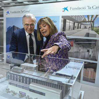 The president of the ”la Caixa” Foundation, Isidro Fainé, and the mayor of L'Hospitalet, Núria Marín, have presented an agreement to convert a warehouse in L'Hospitalet into a new cultural centre called ArtStudio CaixaForum.