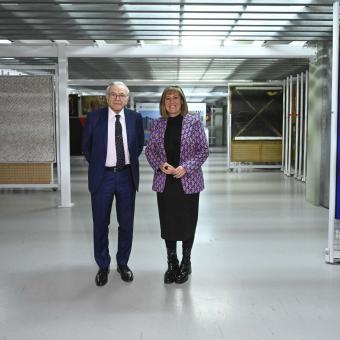 El presidente de la Fundación ”la Caixa”, Isidro Fainé, y la alcaldesa de L’Hospitalet, Núria Marín, en el almacén de L’Hospitalet que se convertirá en un nuevo centro cultural llamado ArtStudio CaixaForum.