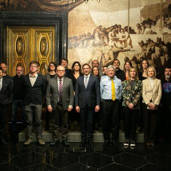 Fotografia de família dels investigadors líders dels projectes subvencionats, juntament amb Ignasi López i diversos representants de l'Ajuntament de Barcelona.