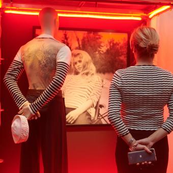 La exposición Cine y moda. Por Jean Paul Gaultier se podrá visitar hasta el 20 de agosto de 2023 en CaixaForum Zaragoza.