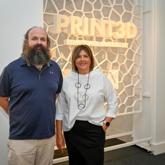 Glòria Olivé, directora de Caixaforum Tarragona, y César García Sáez, asesor científico de la exposición.