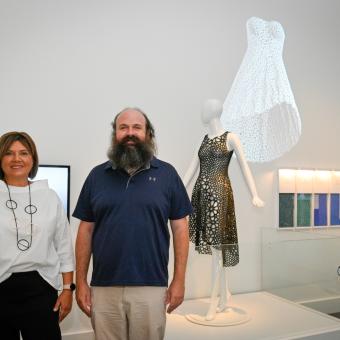 Glòria Olivé, directora de Caixaforum Tarragona, y César García Sáez, asesor científico de la exposición.