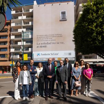 Algunos de los integrantes del programa Siempre Acompañados, junto con el alcalde de Málaga, Francisco de la Torre, y el subdirector general de la Fundación ”la Caixa”, Marc Simón.