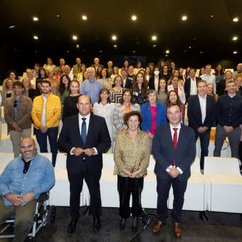 El director territorial de CaixaBank en Canarias, Manuel Afonso; la directora del Área de Relaciones con Entidades Sociales de la Fundación ”la Caixa”, Joana Prats, y el delegado en Santa Cruz de Tenerife de la Fundación ”la Caixa”, Mauricio González, en la presentación de la resolución de la convocatoria.