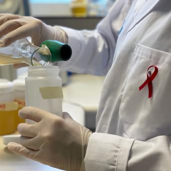 El estudio de estos casos particulares permite a IrsiCaixa plantear nuevas vacunas, moléculas y terapias genéticas o celulares contra el VIH, respectivamente.