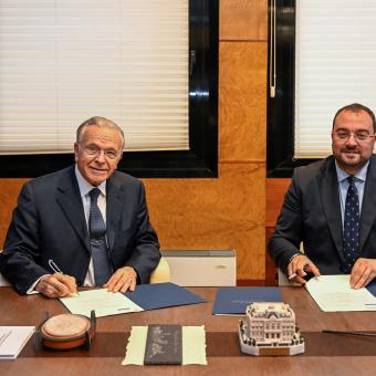 El presidente de la Fundación ”la Caixa”, Isidro Fainé, y el presidente del Principado de Asturias, Adrián Barbón, han firmado el acuerdo marco que recoge la colaboración entre ambas instituciones en materia de acción social, educativa y cultural.