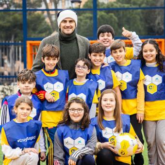 Casillas ha compartido un rato de juego con los niños y niñas de su localidad natal.