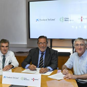 De izquierda a derecha: el director general del hospital Clínic Barcelona, Josep Maria Campistol; el director general de la Fundación ”la Caixa”, Antonio Vila Bertrán, y el director de la FRCB-IDIBAPS, Elías Campo, han firmado la renovación de la colaboración entre ambas instituciones para mejorar la salud de las personas a través de programas de inmunoterapia contra el cáncer y de investigación traslacional.