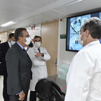 El director general de la Fundación ”la Caixa”, Antonio Vila Bertrán, durante un momento de la visita.