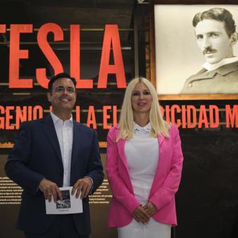 El director de CaixaForum Sevilla, Moisés Roiz, y la directora del Nikola Tesla Museum, Ivona Jevtic, en la presentación de la exposición Nikola Tesla. El genio de la electricidad moderna.