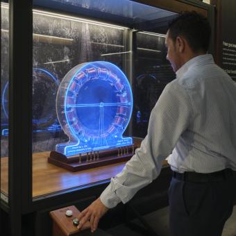La exposición, coproducida en colaboración con el Nikola Tesla Museum, tiene como objetivo dar a conocer la realidad y las leyendas que giran en torno al fundador de la tecnología moderna.