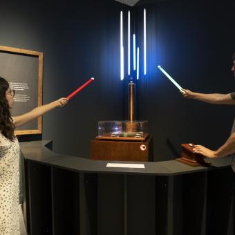 Uno de los experimentos que podrán ver los visitantes con una bobina Tesla en CaixaForum Sevilla.