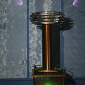 Los experimentos con una de las dos bobinas de Tesla son uno de los grandes atractivos de la exposición.