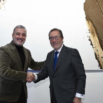 L’alcalde de Barcelona, Jaume Collboni, i el director general de la Fundació ”la Caixa”, Antoni Vila Bertrán, han signat l’acord que recull la col·laboració entre les dues institucions en matèria d’acció social, educació, cultura i recerca.