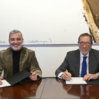 L’alcalde de Barcelona, Jaume Collboni, i el director general de la Fundació ”la Caixa”, Antoni Vila Bertrán, durant la signatura de l’acord.