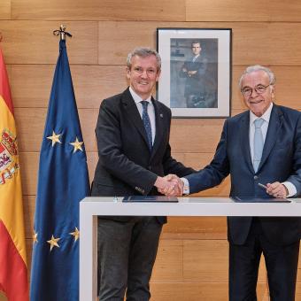 El presidente de la Xunta de Galicia, Alfonso Rueda, y el presidente de la Fundación ”la Caixa”, Isidro Fainé, en la firma de acuerdo.