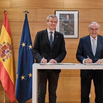 El presidente de la Xunta de Galicia, Alfonso Rueda, y el presidente de la Fundación ”la Caixa”, Isidro Fainé, en la firma de acuerdo.