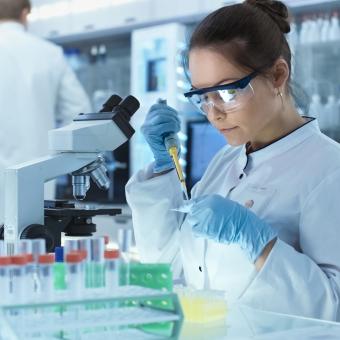 Dona jove a un laboratori. © Shutterstock-Gorodenkoff.