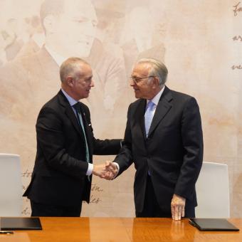 El lendakari del Gobierno vasco, Iñigo Urkullu y el presidente de la Fundación ”la Caixa”, Isidro Fainé, en el acto de firma del acuerdo marco hoy en Vitoria-Gasteiz.