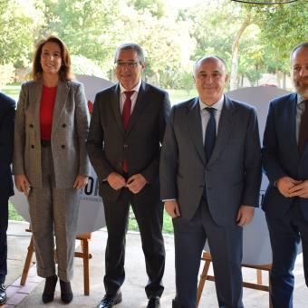 De izquierda a derecha: el subdirector general de la Fundación ”la Caixa”, Marc Simón; la vicepresidenta de Ciudadanía y Equilibrio Territorial de la Diputación de Málaga, Antonia Ledesma; el presidente de la Diputación de Málaga, Francisco Salado; el director territorial de CaixaBank en Andalucía, Juan Ignacio Zafra, y el responsable territorial en Andalucía, Ceuta y Melilla de la Fundación ”la Caixa”, Juan Carlos Barroso.