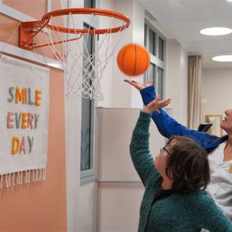 L’Hospital Vall d’Hebron es dota d’un gimnàs de rehabilitació per a infants i adolescents gràcies a la Fundació ”la Caixa” i The Ricky Rubio Foundation.