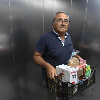 Ramon, voluntari de l'entitat social de Veí a Veí, coordina el lliurament de lots d'aliments al barri de Sant Antoni de Barcelona.