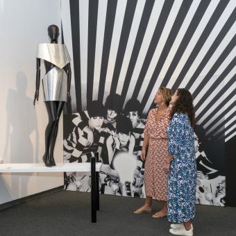 La exposición reúne obras de diseñadores de la talla de Coco Chanel, Yves Saint Laurent, Pierre Cardin y Sybilla.
