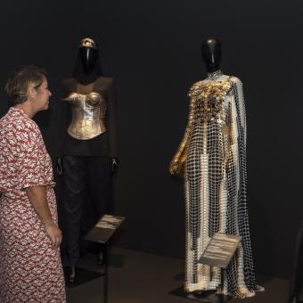 La exposición acerca al público el intercambio creativo producido entre ambas industrias desde la experiencia del diseñador de moda francés.