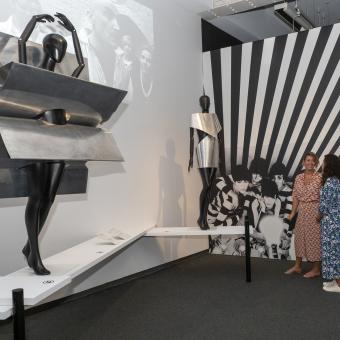 La exposición Cine y moda. Por Jean Paul Gaultier en CaixaForum Palma.
