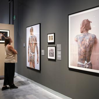 Se exponen una veintena de prototipos de cuerpos hiperrealistas tatuados en silicona con tinta, creados expresamente para esta exhibición.
