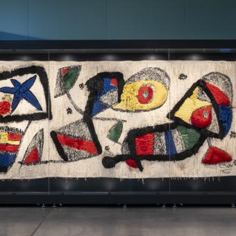 CaixaForum Sevilla acoge el tapiz que Joan Miró y el artista textil Josep Royo crearon para ”la Caixa”.