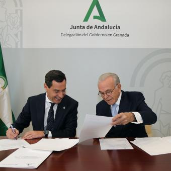 El presidente de la Junta de Andalucía, Juan Manuel Moreno Bonilla, y el presidente de la Fundación ”la Caixa”, Isidro Fainé, en la firma del convenio marco entre ambas instituciones en Granada.