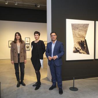 De izquierda a derecha: la jefa de contenidos de Exposiciones de Arte de la Fundación ”la Caixa”, Carla Tarruella; la comisaria Julie Jones, y el director de CaixaForum Sevilla, Moisés Roiz, han presentado Visiones expandidas. Fotografía y experimentación en CaixaForum Sevilla.