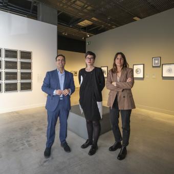 De izquierda a derecha: el director de CaixaForum Sevilla, Moisés Roiz; la comisaria Julie Jones, y la jefa de contenidos de Exposiciones de Arte de la Fundación ”la Caixa”, Carla Tarruella, han presentado Visiones expandidas. Fotografía y experimentación en CaixaForum Sevilla.