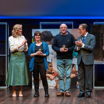 Cristina Contreras y Francisco Delgado, del proyecto Acompaña2, recogen el premio.