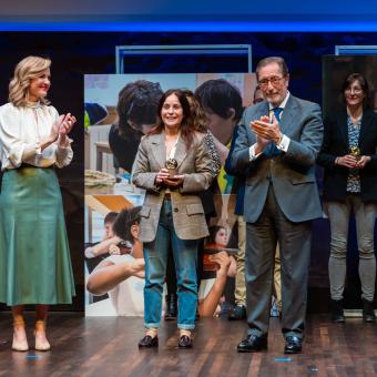 Sara Maza, de la Asociación Matiz, recoge el premio.