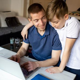 El 30% de los hombres que teletrabajan participan más en las tareas del hogar y en el cuidado de los hijos menores, según un estudio de la Fundación ”la Caixa”. © Milenkovic family.