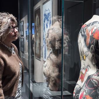 La exposición Tattoo. Arte bajo la piel se podrá visitar en CaixaForum Palma hasta el 2 de junio de 2024.