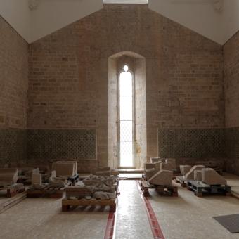 Obras de restauración que se están llevando a cabo en el claustro gótico del Real Monasterio de Santes Creus.