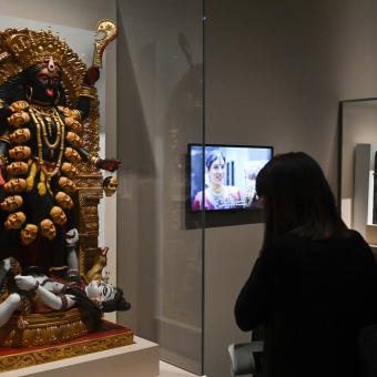 Se trata de una nueva colaboración con el British Museum que repasa 5.000 años de creencias espirituales alrededor de la mujer y la feminidad a través de piezas ancestrales y contemporáneas.