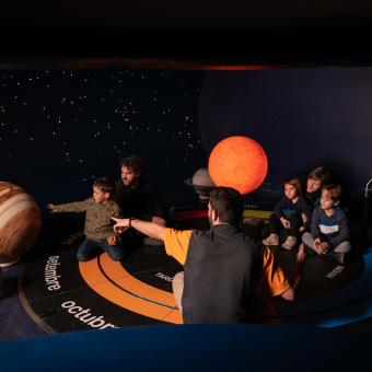 Familia en el Planetario Burbuja de CosmoCaixa, un espacio perfecto para despertar la curiosidad sobre el universo.