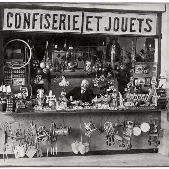 Georges Méliès en su tienda de juguetes de la estación de Montparnasse, c. 1930. 