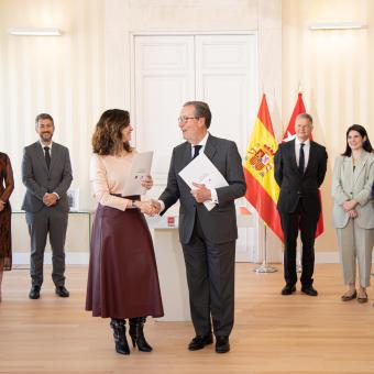 En el centro, La presidenta de la Comunidad de Madrid, Isabel Díaz Ayuso, y el director general de la Fundación ”la Caixa”, Antonio Vila Bertrán. 