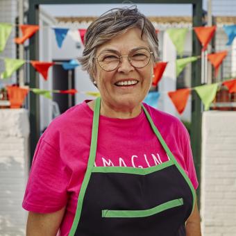 Mari Pepa enseña a trabajar la tierra a personas con diversidad funcional en el proyecto.