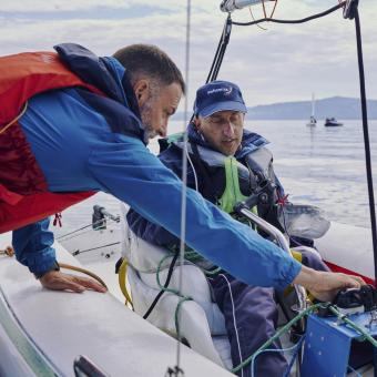 Diego, con esclerosi múltiple, y su instructor de vela adaptada.