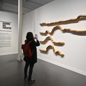 Visitant davant d'una obra de Perejaume a l'inici de l'exposició Horitzó i límit de CaixaForum Barcelona