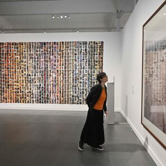 Visitants davant d'obres d'Oriol Vilanova i Andreas Gursky  a l'exposició Horitzó i límit de CaixaForum Barcelona
