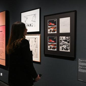 Visitant observant les obres exposades a «Còmic. Somnis i història» al CaixaForum Lleida.