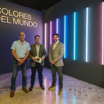Rubén Duro, Moisés Roiz y Javier Hidalgo, en la entrada de la exposición