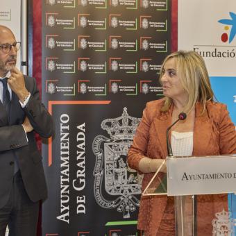 La alcaldesa de Granada, Marifrán Carazo, y el director corporativo de Territorio y Centros de la Fundación ”la Caixa”, Rafael Chueca, en la firma de un convenio cultural